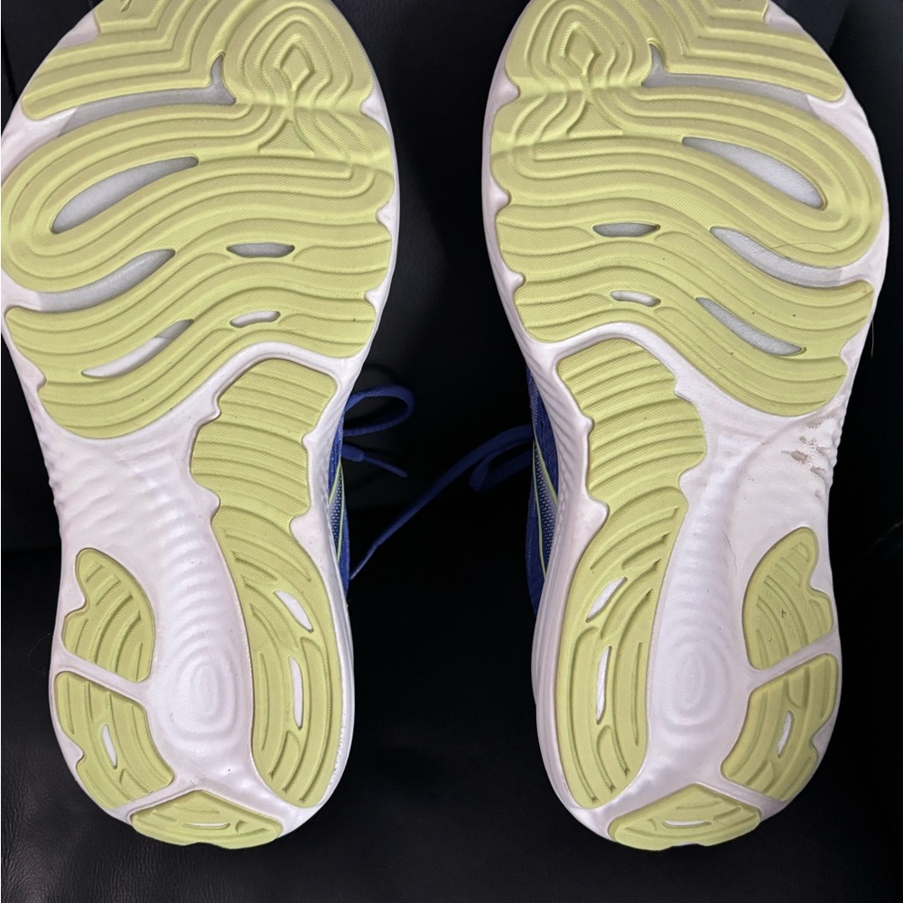 Like New Brooks Wonen’s Glycerin 22 Running Shoes - Picture 6 of 6